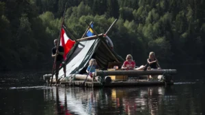 Familie hygger på tømmerflådefærd i Värmland