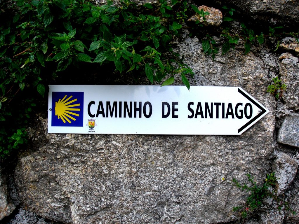 Et skilt med teksten Caminho De Santiago