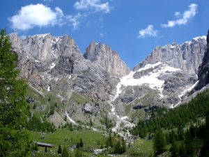 Fantastisk natur ved Dolomitterne! En absolut betagende udsigt med både frodig natur og rå bjerge