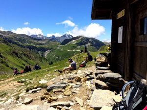 Vandrere holder pause på Mont Blanc