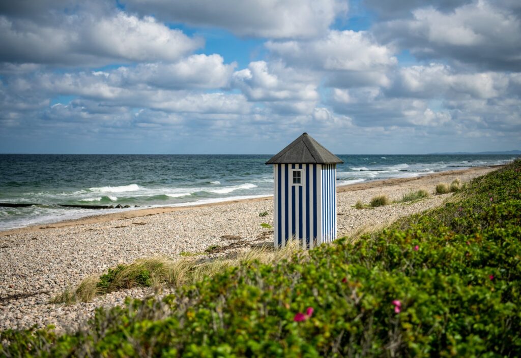 Et badhus på Rågeleje Strand på Nordkystruten